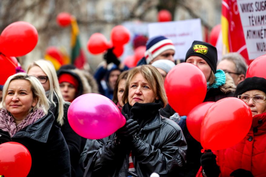 vilniaus-nepriklausomybes-aiksteje-susidure-dvieju-skirtingu-mitingu-dalyviai-5bfa915e8262b