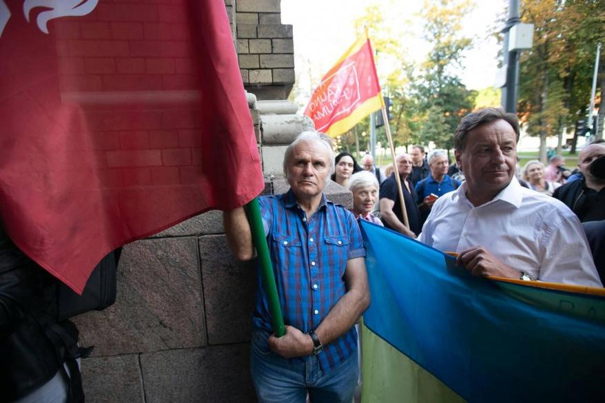 69371074_2419378991674385_7785253184691240960_o